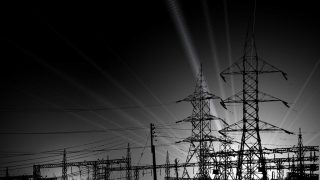 Baja el futuro y sube el precio indexado de la electricidad